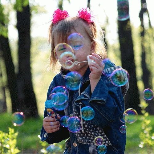 Девочка с мыльными пузырями
