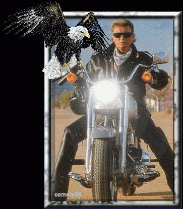Мужчина на мотоцикле и орел