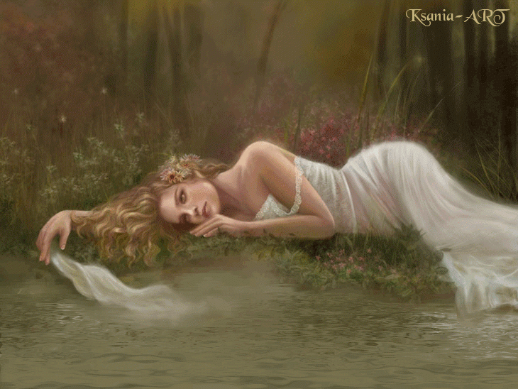 Девушка лежит у воды
