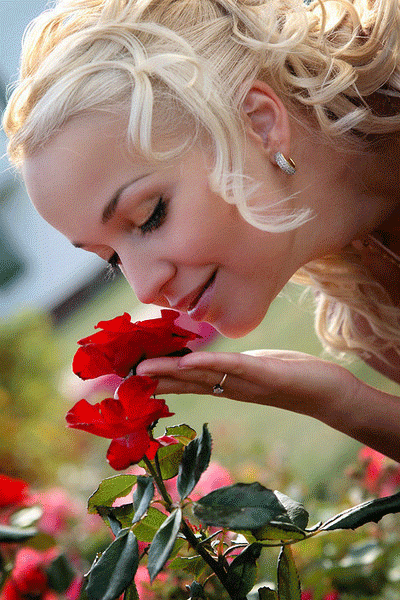 Девушка нюхает цветок